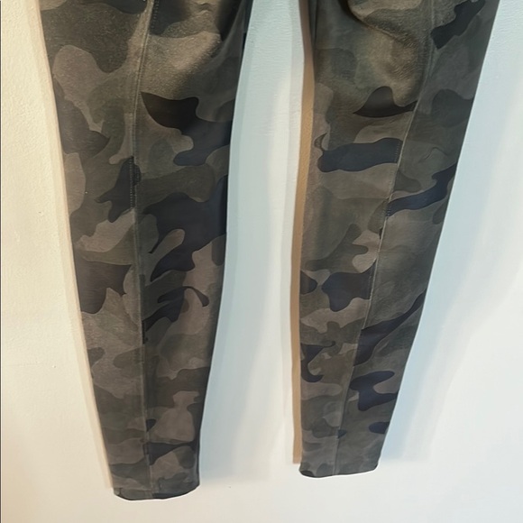 WHBM Runway Leggings - Picture 7 of 12